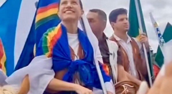 Uma festa onde os vaqueiros e seus cavalos ganham relevância, Raquel e João Campos tiveram menos chance de andar no meio do povo