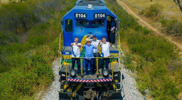 Lula em Missão Velha, no Ceará, nas obras da Transnordestina, onde prometeu entrega para 2026