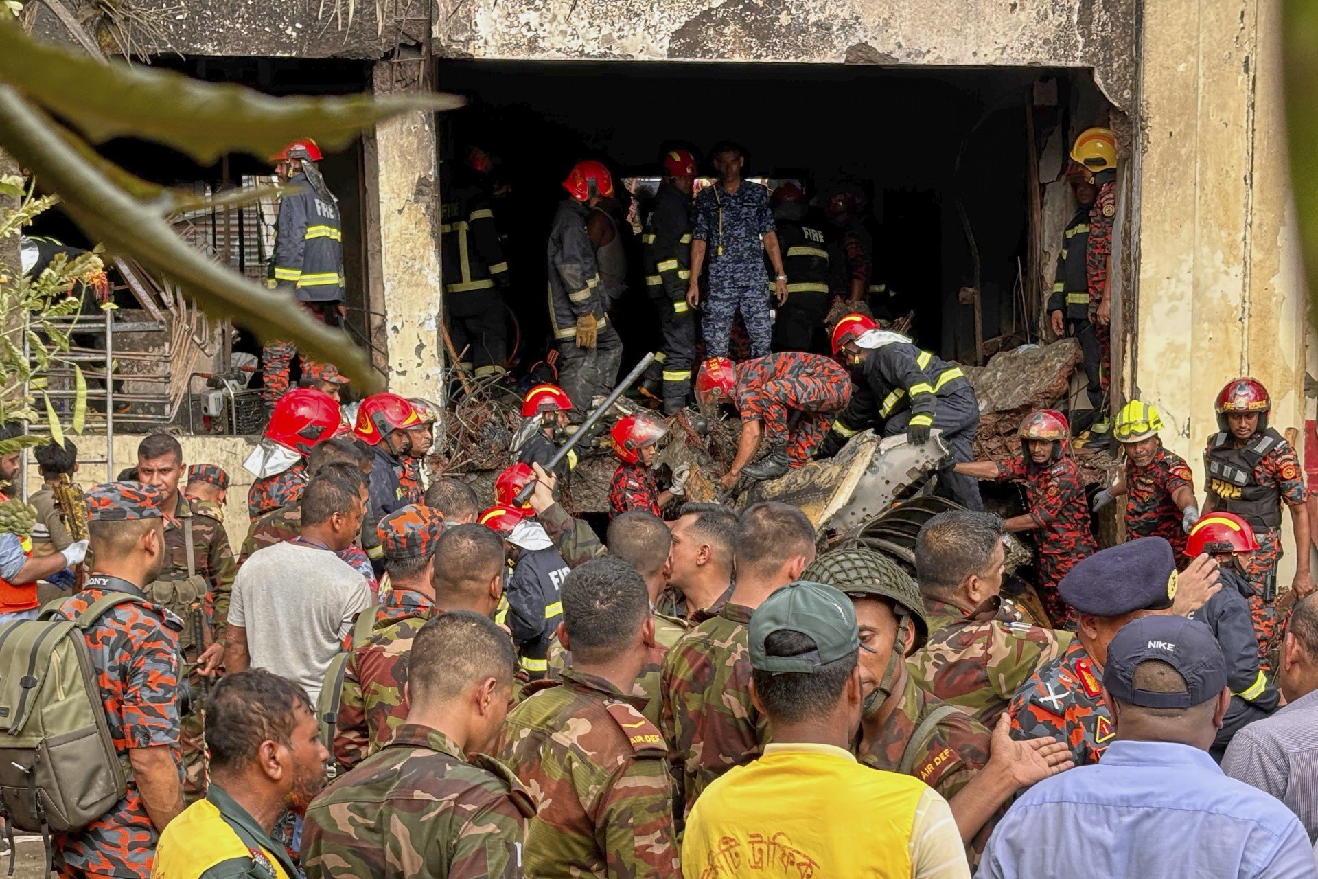Avião militar cai em escola em Bangladesh e deixa ao menos 19 mortos