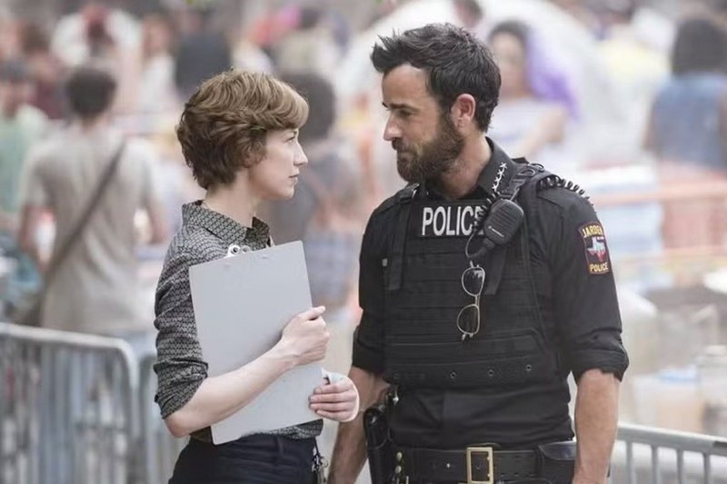 Carrie Coon e Justin Theroux em 'The leftovers'