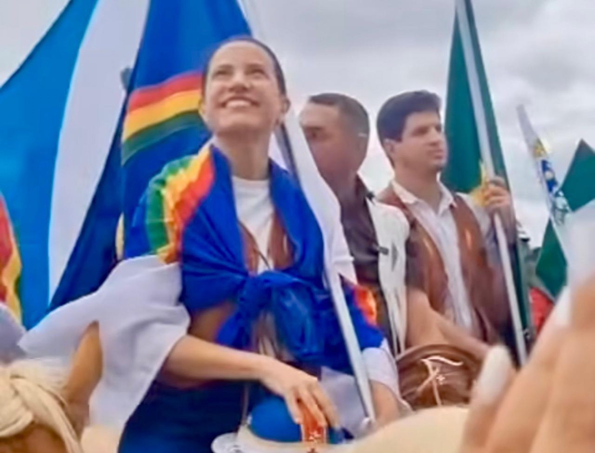 Raquel Lyra vai à missa do Vaqueiro acompanhada de 19 prefeitos. João Campos leva três
