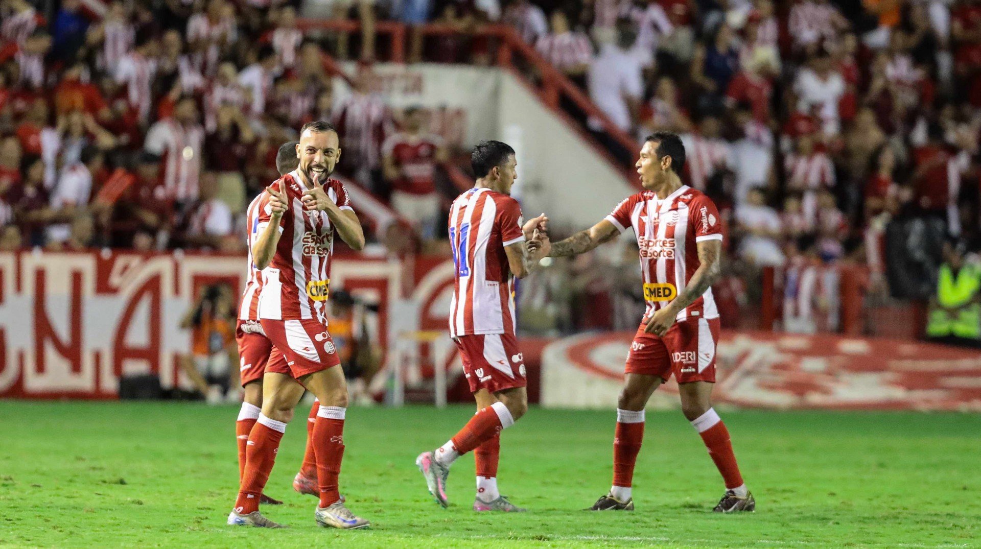 Paulo Sérgio em comemoração de gol pelo Náutico sobre o Caxias pela Série C