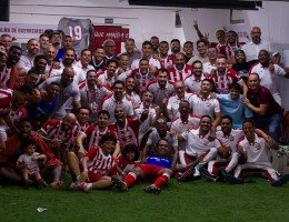 Elenco do Náutico se reúne após a vitória sobre o Caxias na Série C