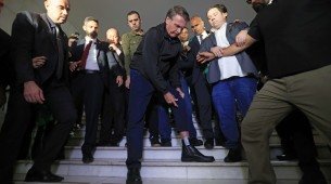 O ex-presidente  da República Jair Bolsonaro mostra tornozeleira eletrônica no Congresso Nacional