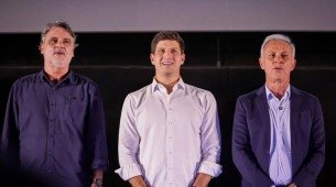Prefeito do Recife, João Campos, entre Raul Henry e Paulo Roberto, prefeito de Vitória de Santo Antão, em evento na Fundação Ulysses Guimarães