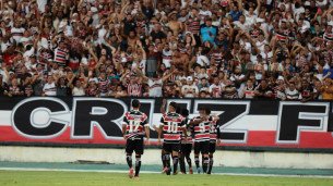 Imagem dos jogadores do Santa Cruz em comemoração de gol com a torcida no Arruda