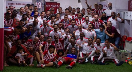 Elenco do Náutico se reúne após a vitória sobre o Caxias na Série C