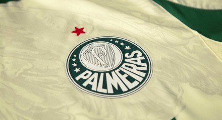 O Palmeiras acertou com o Benfica a venda do volante Richard Ríos, que chega ao país e causa tumulto no aeroporto de Lisboa.