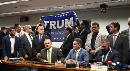 Deputados levantam bandeira em apoio ao presidente norte-americano, Donald Trump, durante reunião comissão de segurança pública e o crime organizado em apoio ao ex-presidente Jair Bolsonaro nesta terça-feira (22)
