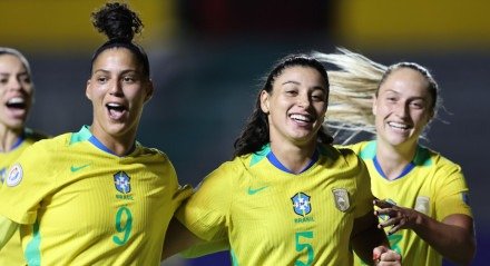 Gutierres e Duda Sampaio comemoram gol da Seleção Brasileira Feminina