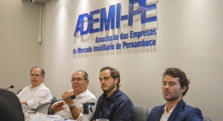 Encontro na Ademi-PE com a presença de representantes da Prefeitura de Jaboatão