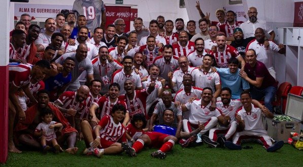 Elenco do Náutico se reúne após a vitória sobre o Caxias na Série C