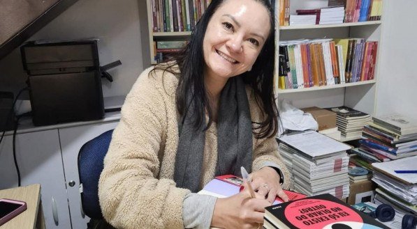 Imagem de Ana Suy com o novo livro