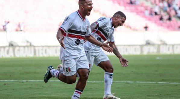Tarcísio, ex-jogador do Santa Cruz, comemorando gol na Arena de Pernambuco
