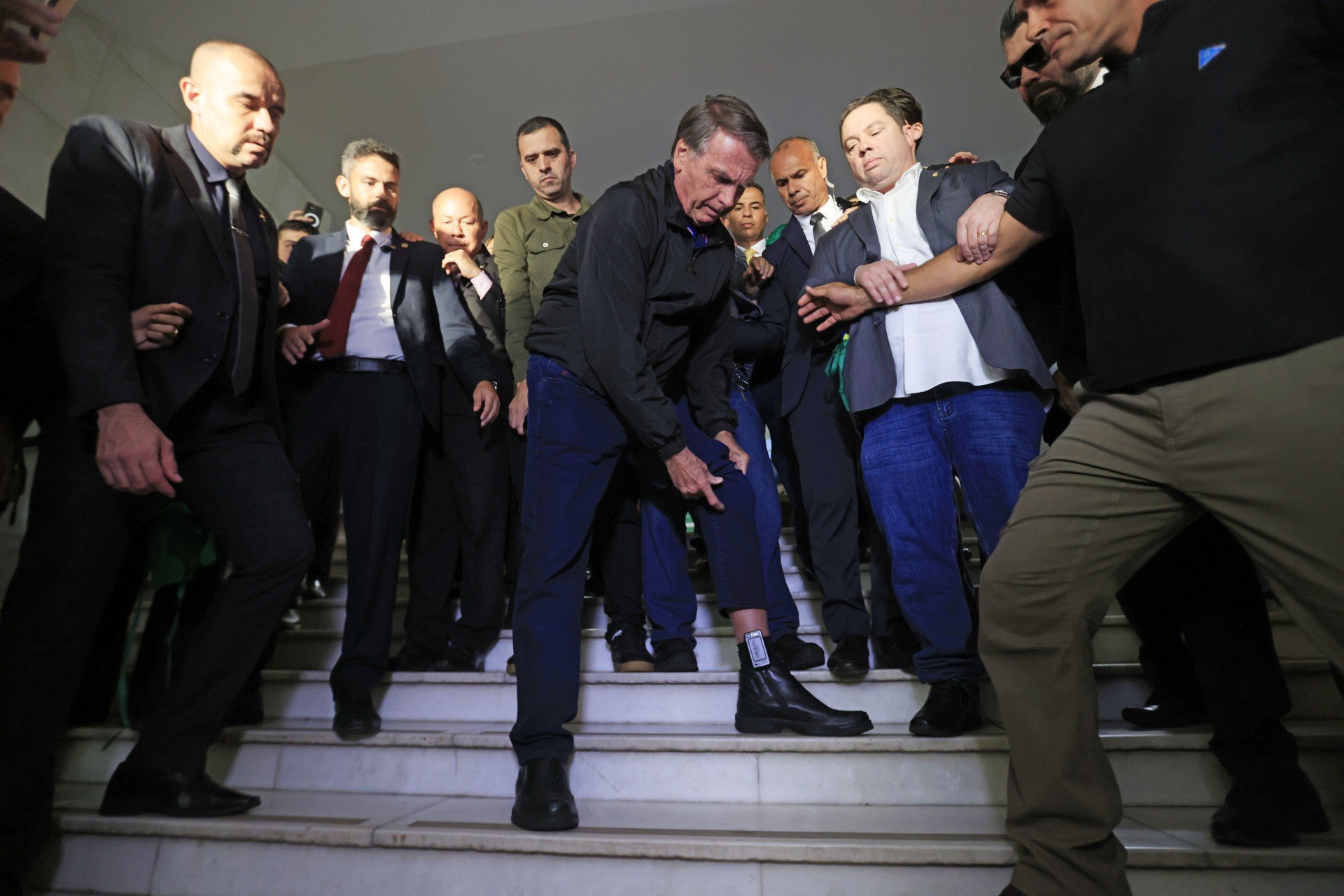 'Vocês sabem que eu não posso falar', diz Bolsonaro ao chegar à sede do PL nesta quarta