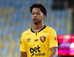 Zé Lucas concentrado em jogo do Sport na Série A 2025