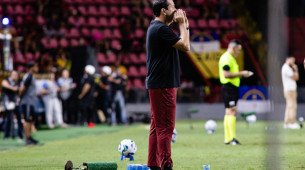 Daniel Paulista orienta jogadores do Sport em jogo da Série A 2025