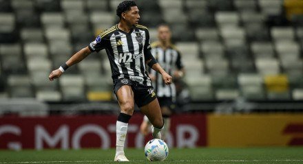 O atacante Rony decidiu retirar o processo na justiça contra o Atlético, após pedir rescisão contratual unilateral do clube, nesta terça-feira (22). O jogador se reuniu com a diretoria e a promessa foi que os pagamentos em atraso serão regularizados nesta quarta-feira (23), com isso, Rony decidiu por retirar a ação na justiça. O jogador [&#8230;]