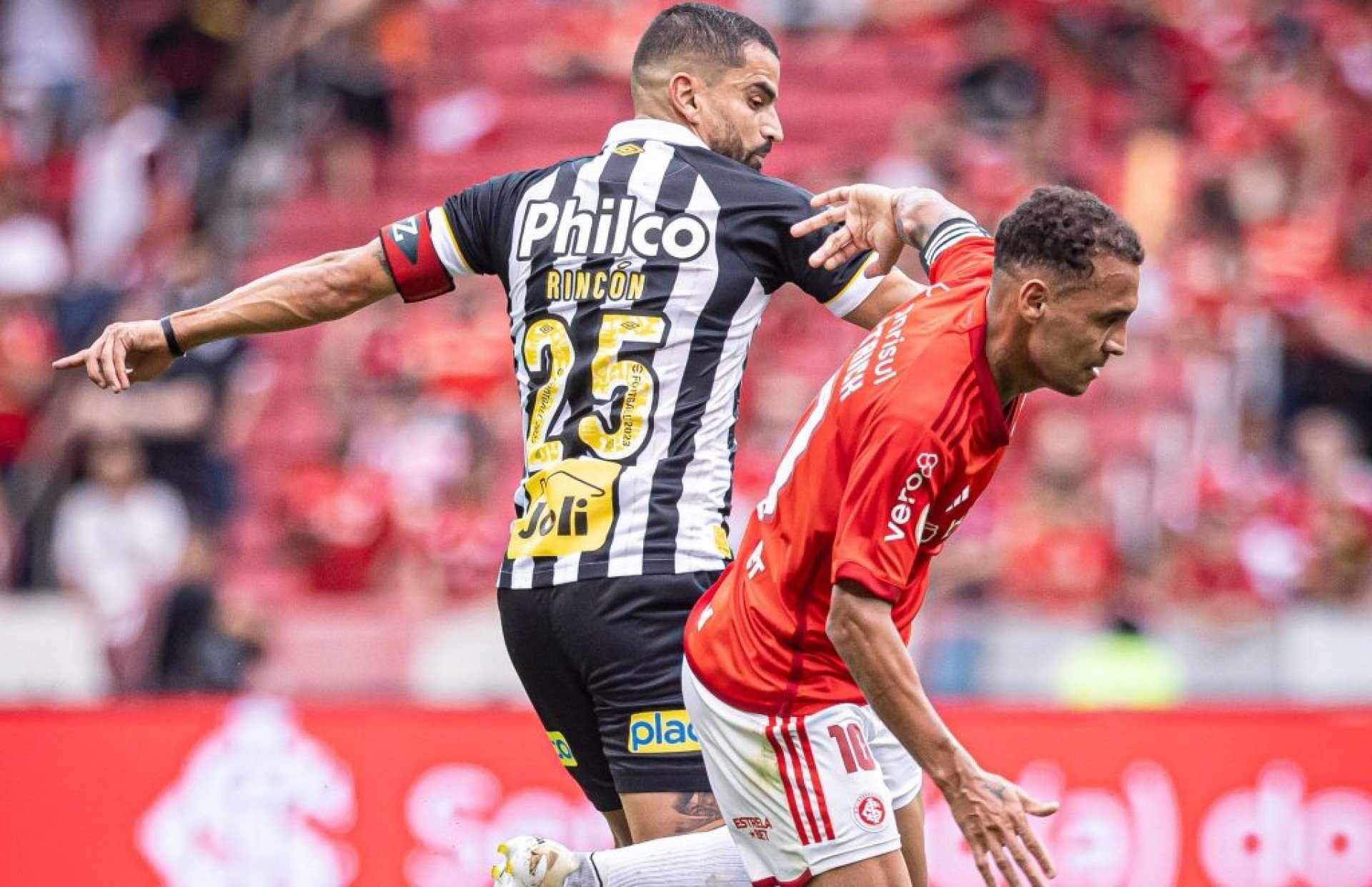 Pelo Brasileirão, Internacional visita o Santos na Vila Belmiro