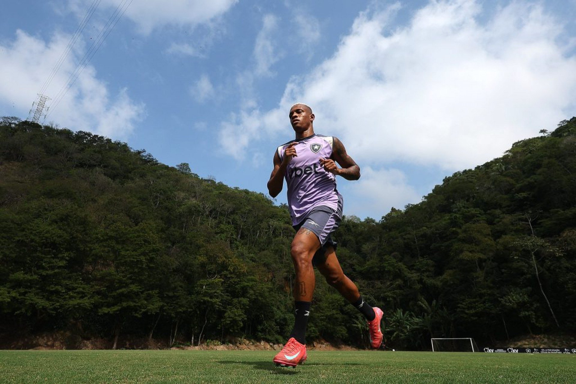 Danilo é regularizado pelo Botafogo e pode estrear contra o Corinthians