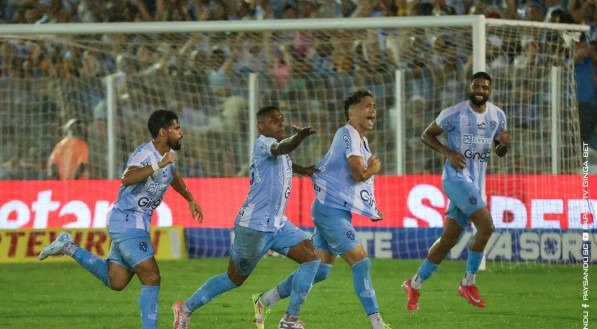 Imagem de jogadores do Paysandu comemorando gol