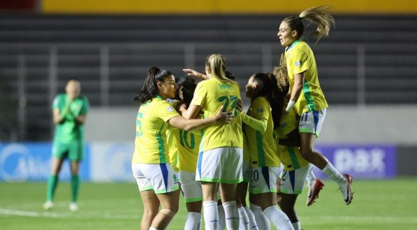 Seleção brasileira confirmou o favoritismo no Estádio Chillogallo, no Equador, na noite desta terça-feira (22), e avançou às semis da Copa América Feminina.