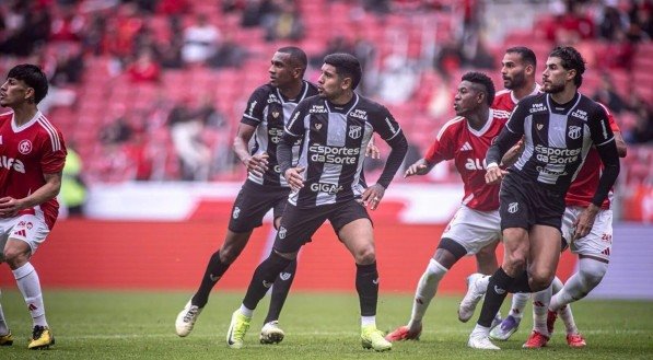 Jogadores do Ceará em partida do Brasileirão