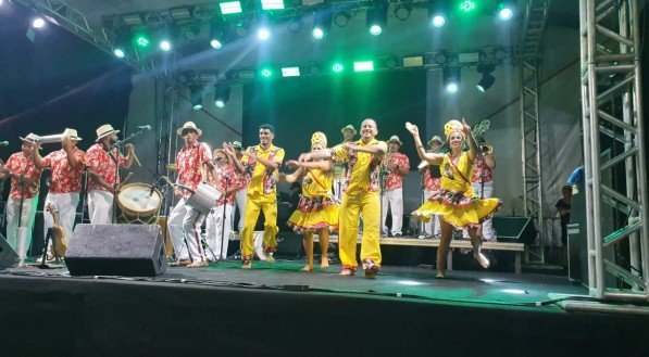 Família Salustiano no palco da Casa da Rabeca