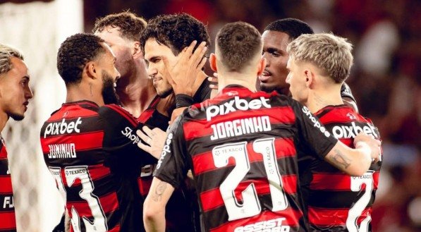 Pedro abraçado por demais jogadores do Flamengo após gol