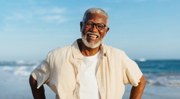 Imagem de um homem feliz e alegre na praia