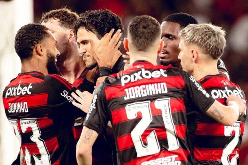 Pedro abraçado por demais jogadores do Flamengo após gol