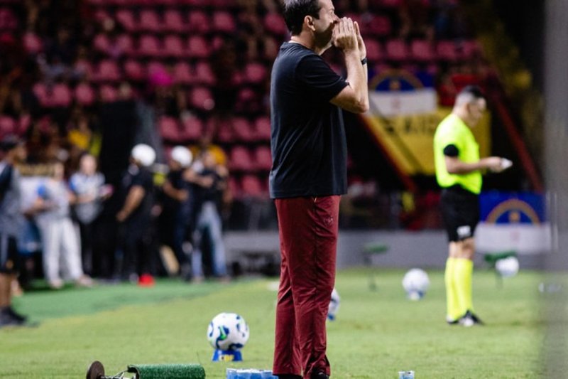 Daniel Paulista orienta jogadores do Sport em jogo da Série A 2025