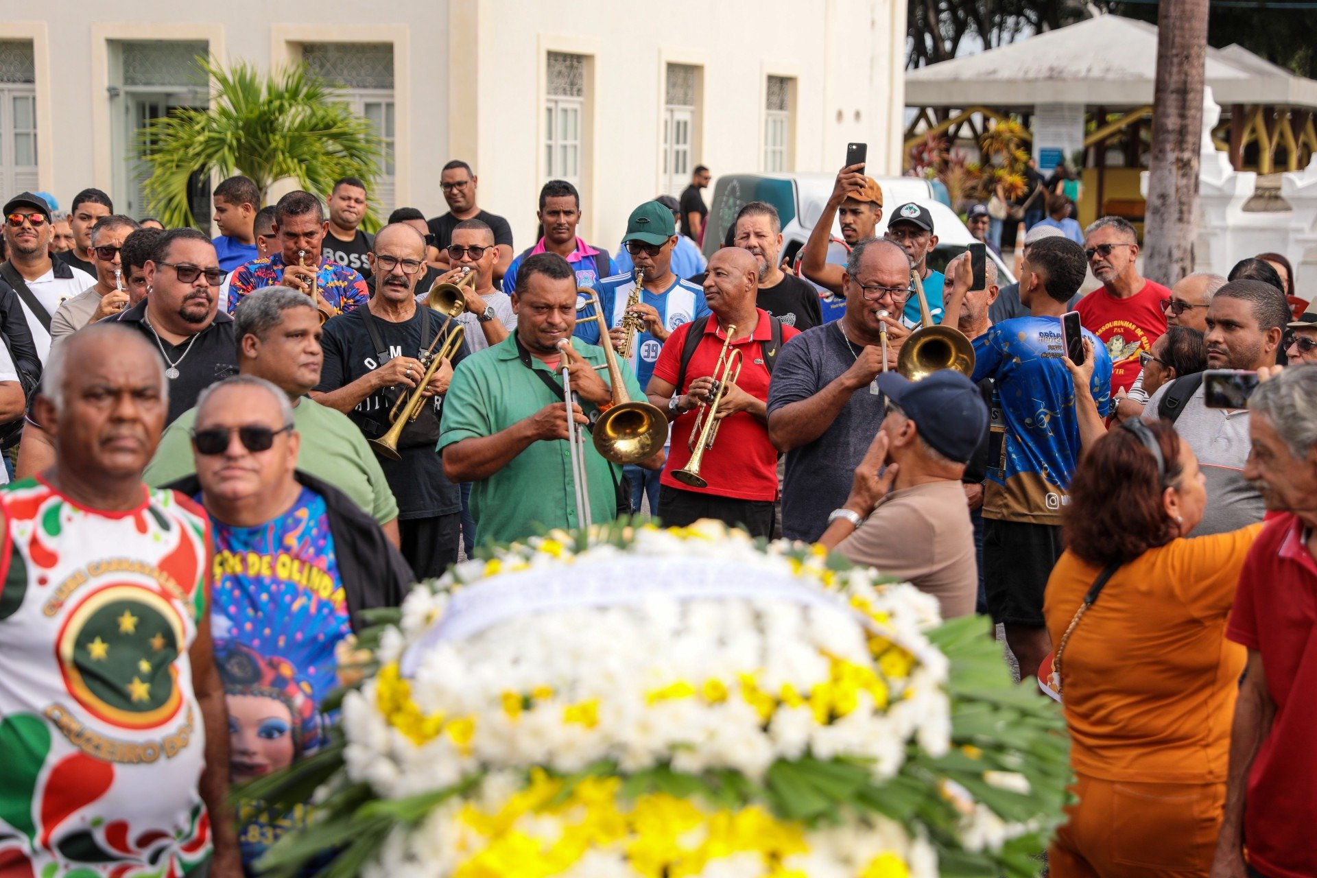 Maestro Lessa é sepultado no Recife sob homenagens de familiares, amigos e representantes da cultura popular