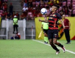 Dalbert e Titi Ortíz, de saída do Sport, realizam exames médicos no América-MG