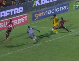 Sport reclama de dois pênaltis contra o Vitória e questionará CBF; veja os lances