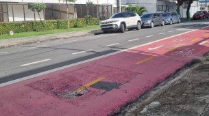 Buraco em ciclovia coloca ciclista em risco