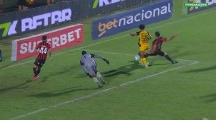 Zé Lucas em dividida na área com Zé Marcos em Vitória x Sport