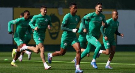 O Santos está próximo de anunciar a contratação do lateral-direito Mayke, de 32 anos, atualmente no Palmeiras. O jogador, que tem vínculo até o fim do ano, recebeu propostas de Santos e Grêmio, mas optou pelo clube paulista, que agradou mais com sua oferta. A negociação aguarda apenas a liberação do Palmeiras. Com isso, o Grêmio volta ao mercado em busca de reforços para a lateral-direita.
