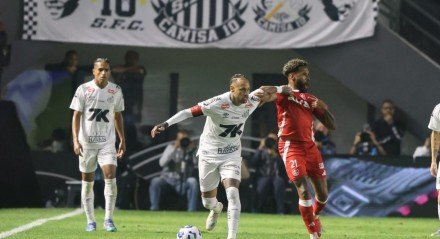 Sem o gol, o Peixe saiu derrotado por 2 a 1 da Vila Belmiro pelo Internacional, em duelo pela 16ª rodada do Campeonato Brasileiro.