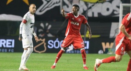 O camisa 10 do Peixe bateu boca com um santista presente na Vila Belmiro, logo após o apito final da derrota por 2 a 1 para o Inter, nesta quarta (23).