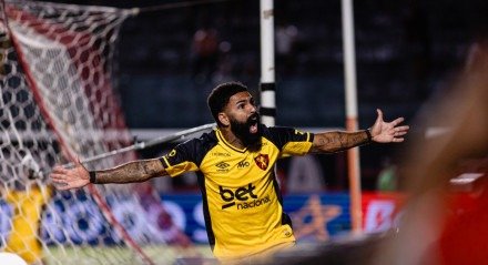 Romarinho com braços abertos comemorando gol do Sport contra o Vitória