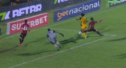 Zé Lucas em dividida na área com Zé Marcos em Vitória x Sport