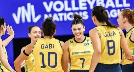 Jogadores do Brasil celebram vitória na VNL Feminina 2025