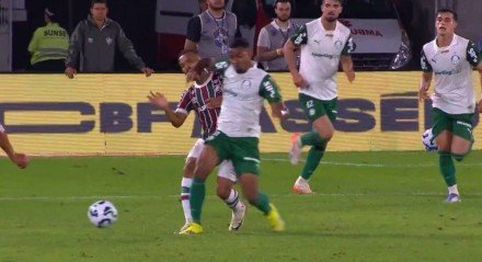 Allan foi punido com o cartão vermelho direto nesta quarta-feira (23), no Maracanã, pelo árbitro Ramon Abatti Abel, após revisão ao VAR.