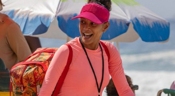 Reviravolta em Vale Tudo: Raquel perde tudo e volta a vender sanduíche na praia