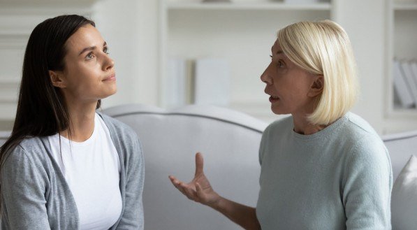 O que mães dizem sobre seus corpos impacta diretamente a autoestima das filhas, dizem psicólogas