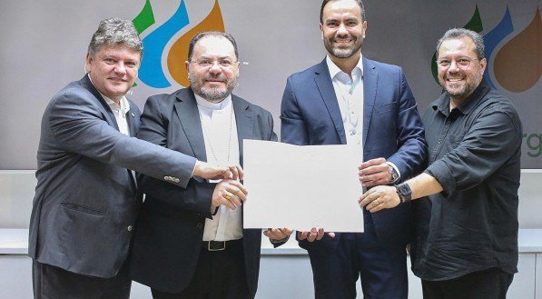 Presidente da Neoenergia Pernambuco, Saulo Cabral, e o diretor da entidade, o diácono Aerton Carvalho oficializou integração da ONG Casa do Pão no programa Conta do Bem