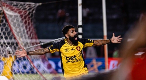 Romarinho com braços abertos comemorando gol do Sport contra o Vitória