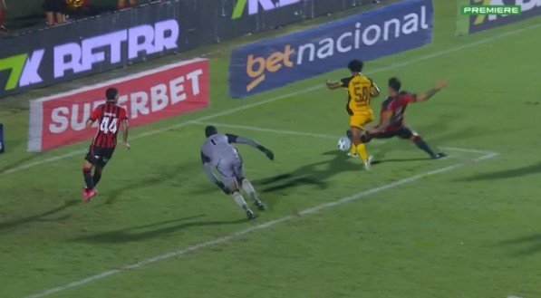 Zé Lucas em dividida na área com Zé Marcos em Vitória x Sport
