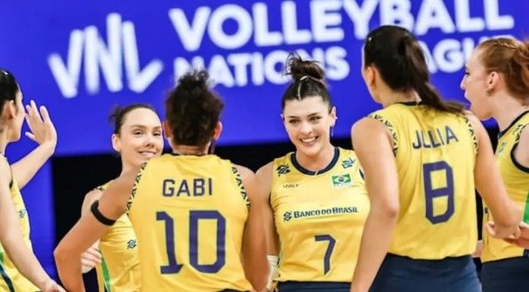 Jogadores do Brasil celebram vitória na VNL Feminina 2025